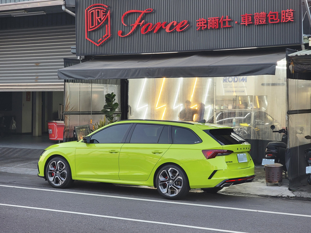 台南汽車包膜推薦【弗爾仕車體包膜】曼巴綠SKODA包膜分享│