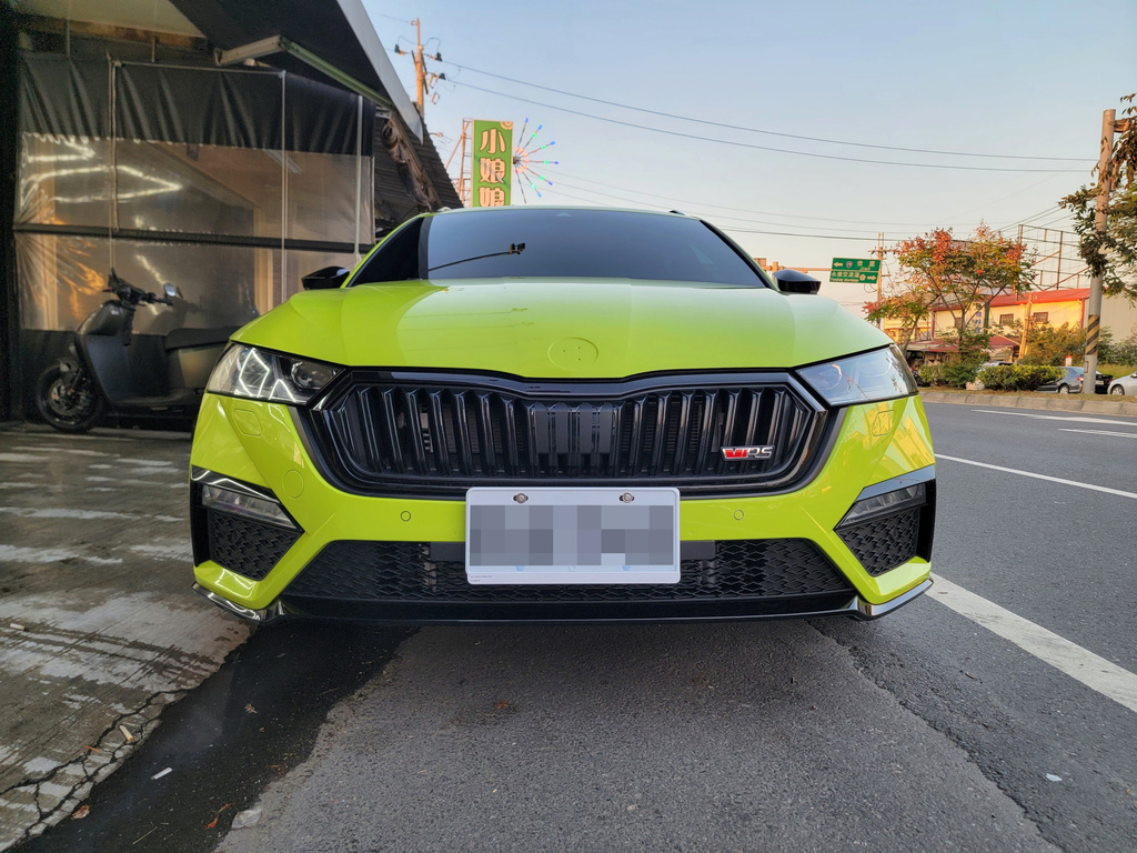 台南汽車包膜推薦【弗爾仕車體包膜】曼巴綠SKODA包膜分享│