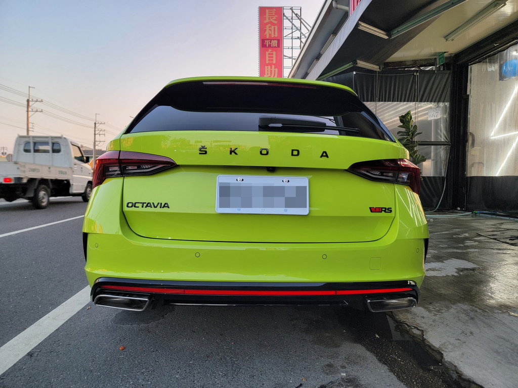 台南汽車包膜推薦【弗爾仕車體包膜】曼巴綠SKODA包膜分享│