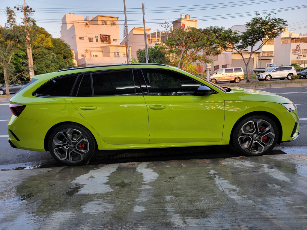 台南汽車包膜推薦【弗爾仕車體包膜】曼巴綠SKODA包膜分享│