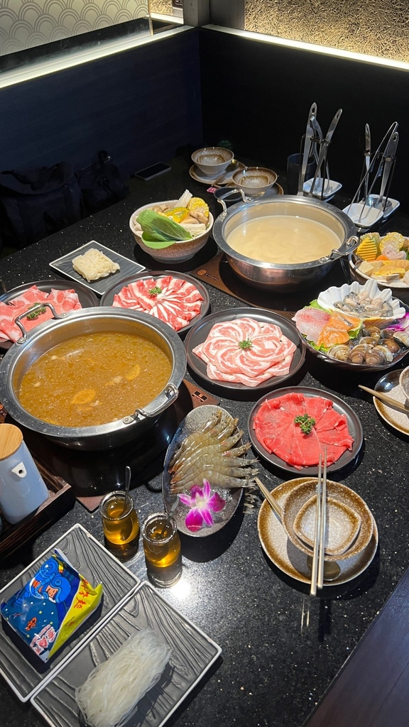 【高雄火鍋推薦】人氣海陸盛宴初體驗ㄎㄨㄥˋ湯極品鍋物·燒烤 【高雄火鍋推薦】人氣海陸盛宴初體驗ㄎㄨㄥˋ湯極品鍋物·燒烤