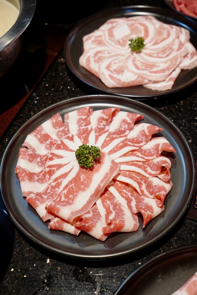 【高雄火鍋推薦】人氣海陸盛宴初體驗ㄎㄨㄥˋ湯極品鍋物·燒烤 【高雄火鍋推薦】人氣海陸盛宴初體驗ㄎㄨㄥˋ湯極品鍋物·燒烤