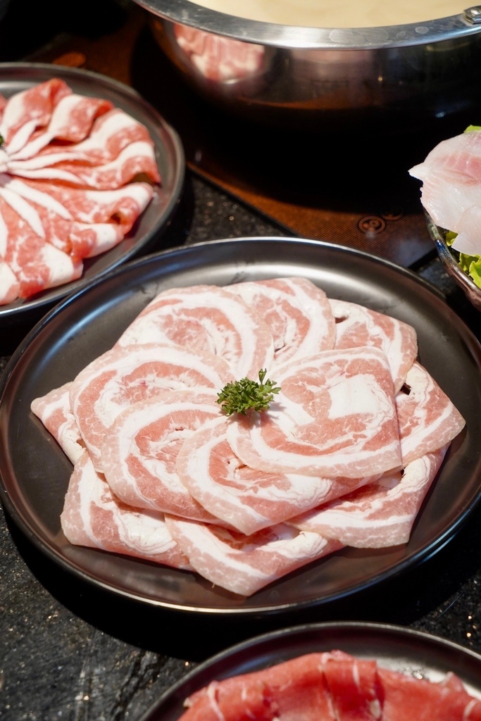 【高雄火鍋推薦】人氣海陸盛宴初體驗ㄎㄨㄥˋ湯極品鍋物·燒烤 【高雄火鍋推薦】人氣海陸盛宴初體驗ㄎㄨㄥˋ湯極品鍋物·燒烤