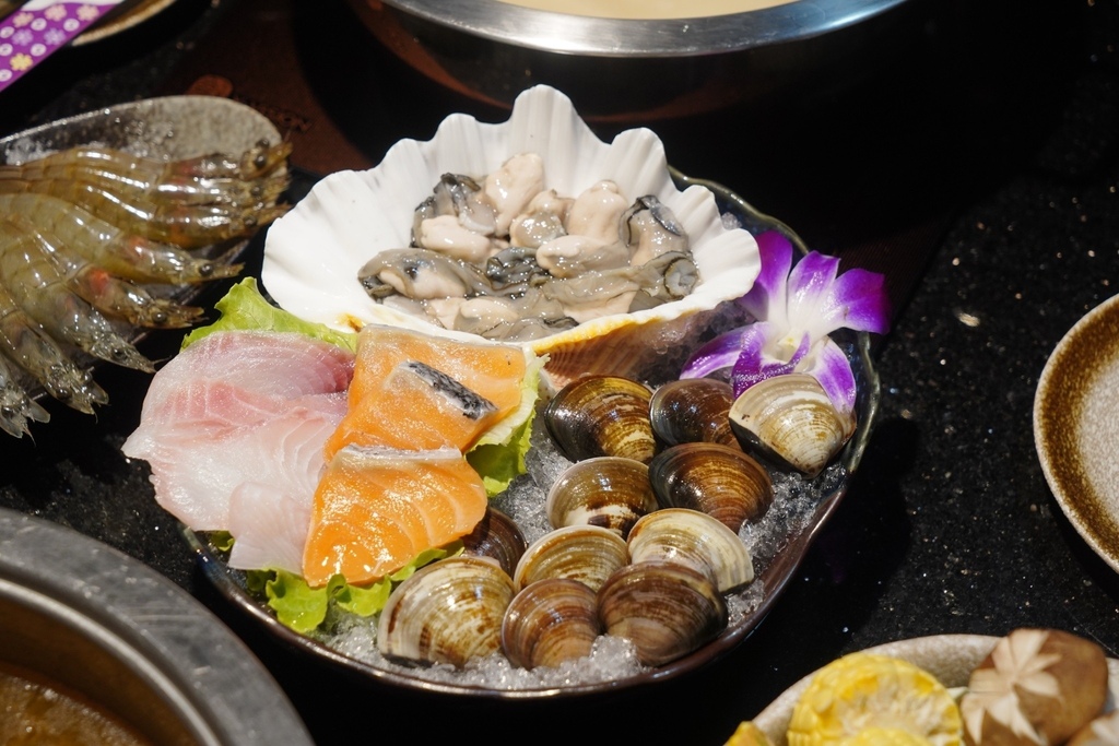 【高雄火鍋推薦】人氣海陸盛宴初體驗ㄎㄨㄥˋ湯極品鍋物·燒烤 【高雄火鍋推薦】人氣海陸盛宴初體驗ㄎㄨㄥˋ湯極品鍋物·燒烤