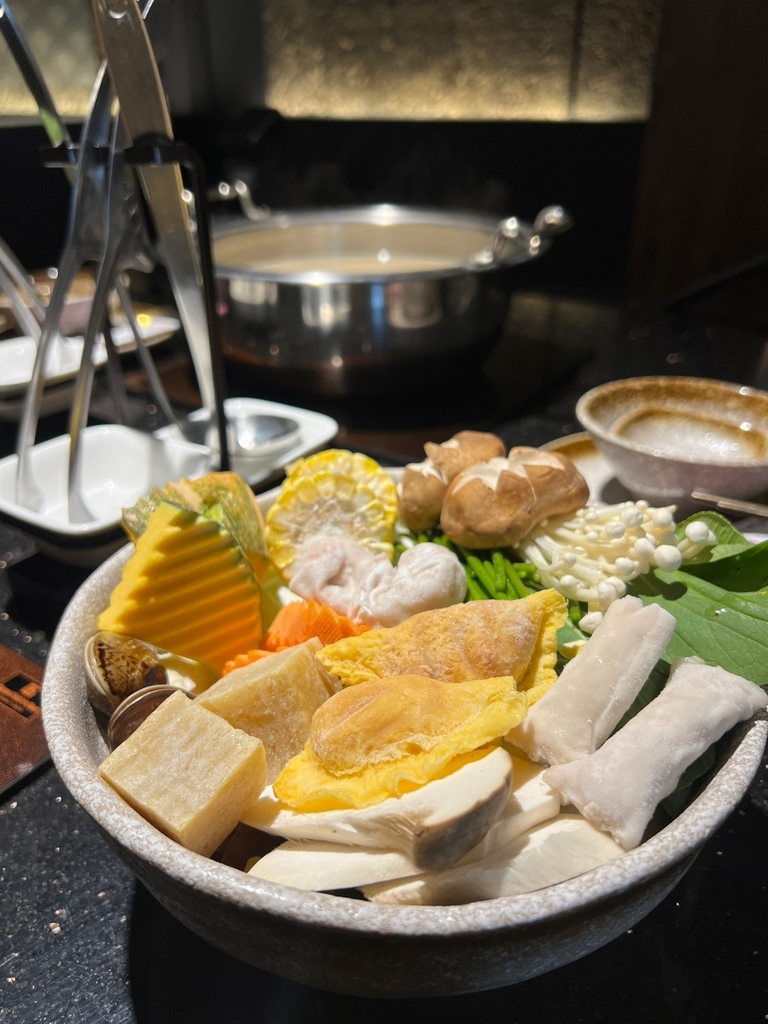 【高雄火鍋推薦】人氣海陸盛宴初體驗ㄎㄨㄥˋ湯極品鍋物·燒烤 【高雄火鍋推薦】人氣海陸盛宴初體驗ㄎㄨㄥˋ湯極品鍋物·燒烤