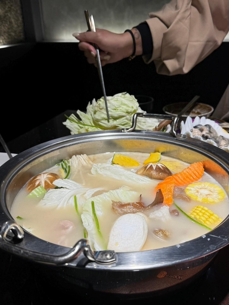 【高雄火鍋推薦】人氣海陸盛宴初體驗ㄎㄨㄥˋ湯極品鍋物·燒烤 【高雄火鍋推薦】人氣海陸盛宴初體驗ㄎㄨㄥˋ湯極品鍋物·燒烤