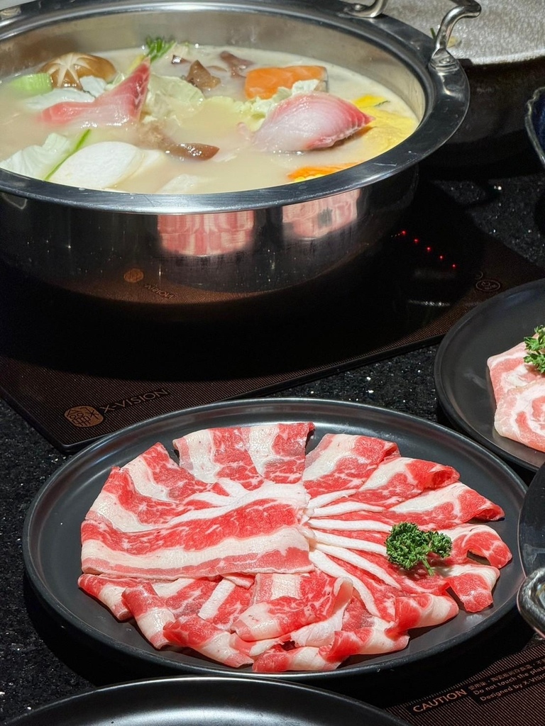 【高雄火鍋推薦】人氣海陸盛宴初體驗ㄎㄨㄥˋ湯極品鍋物·燒烤 【高雄火鍋推薦】人氣海陸盛宴初體驗ㄎㄨㄥˋ湯極品鍋物·燒烤