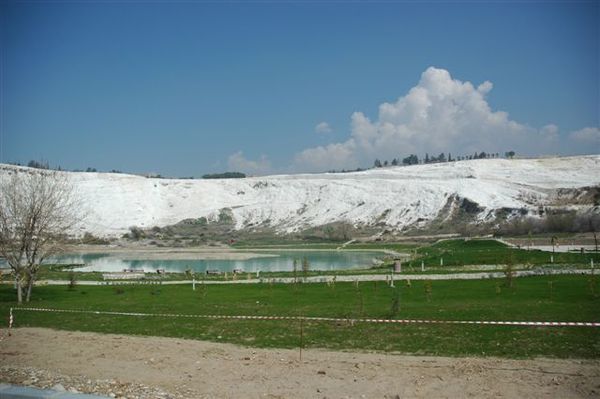 棉堡Pamukkale-政府興建中的游池 (1).JPG