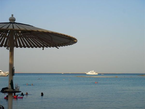 Hurhgada赫迦達-Hilton Resort的海灘.JPG