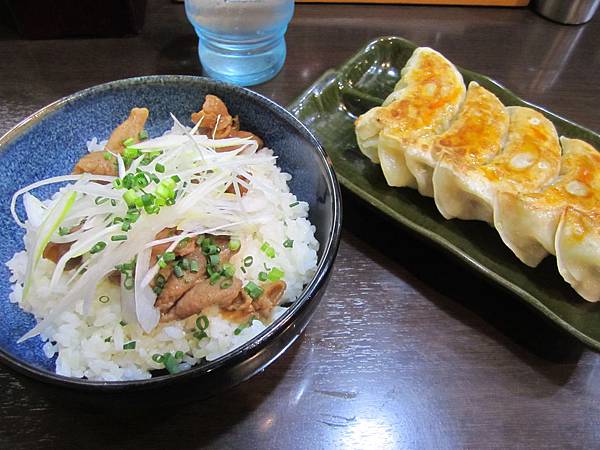 豬腸飯+煎餃=460日圓