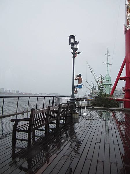 風吹雨打的有人卻可以一動也不動