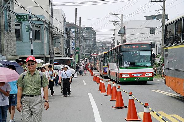 再多接駁車也不夠用