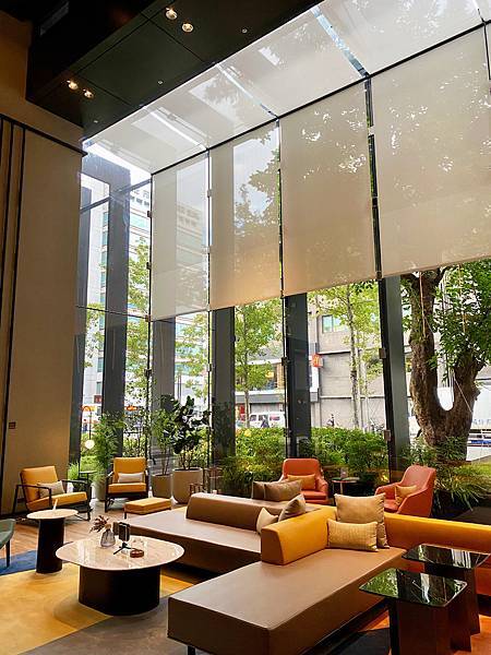 2、IMG_7656 台北時代寓所 善導寺站 電影 大廳 挑高 綠化 落地窗