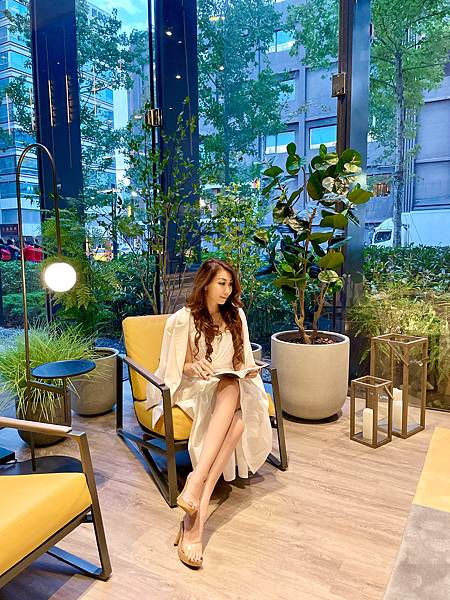 2-1、IMG_0017 台北時代寓所 善導寺站 電影 大廳 挑高 綠化 落地窗