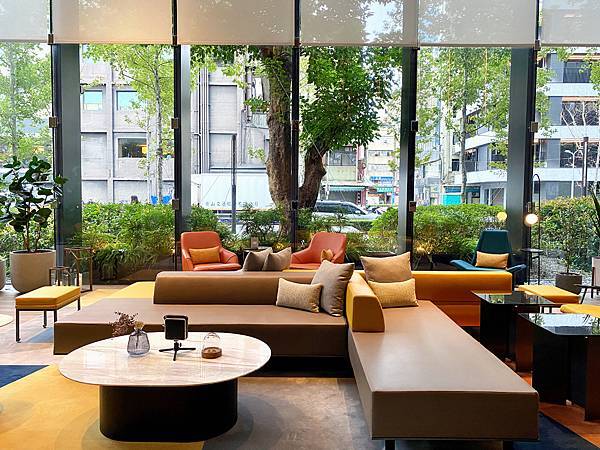 2-3、IMG_7658 台北時代寓所 善導寺站 電影 大廳 挑高 綠化 落地窗