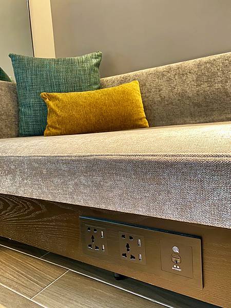 3-3、IMG_7627 台北時代寓所 善導寺站 轉角客房 貴妃椅 3C插座