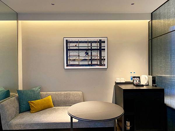 3-4、IMG_7642 台北時代寓所 善導寺站 轉角客房 貴妃椅 3C插座 mini吧