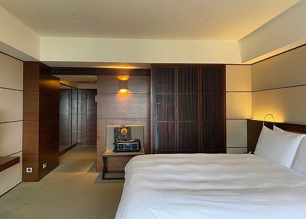 3-2 IMG_2368 晶華酒店 大班廊 五星級飯店 行政樓層 高樓景觀 豪華客房 雙人床 廣角窗 採光