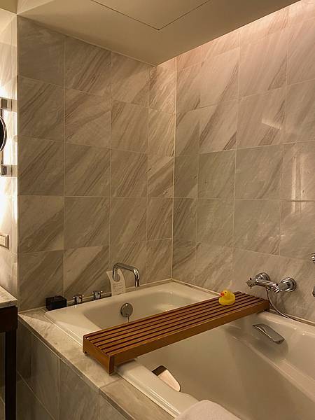 4-3 IMG_2356 晶華酒店 大班廊 五星級飯店 行政樓層 高樓景觀 豪華客房 大理石 浴室 浴缸