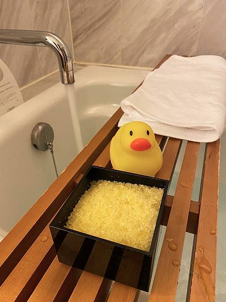 4-1 IMG_2444 晶華酒店 大班廊 五星級飯店 行政樓層 豪華客房 大理石 浴室 浴缸 泡澡 沐浴鹽