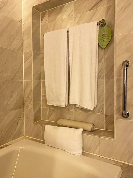 4-4 IMG_2370 晶華酒店 大班廊 五星級飯店 行政樓層 豪華客房 大理石 浴室 浴缸 閱讀枕