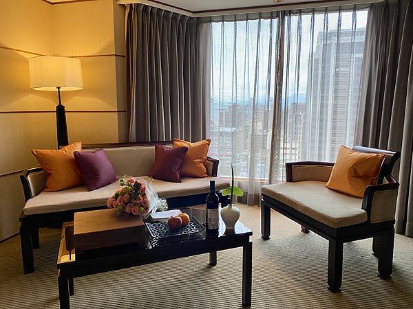 IMG_2337 晶華酒店 大班廊 五星級飯店 行政樓層 高樓景觀 豪華客房 客廳 廣角窗 採光