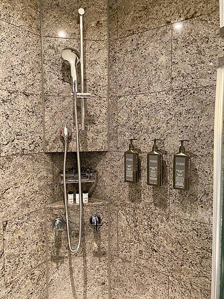 2-1、IMG_5952 台北住宿 台北喜來登 浴室 大理石 銀色 水龍頭 蓮蓬頭