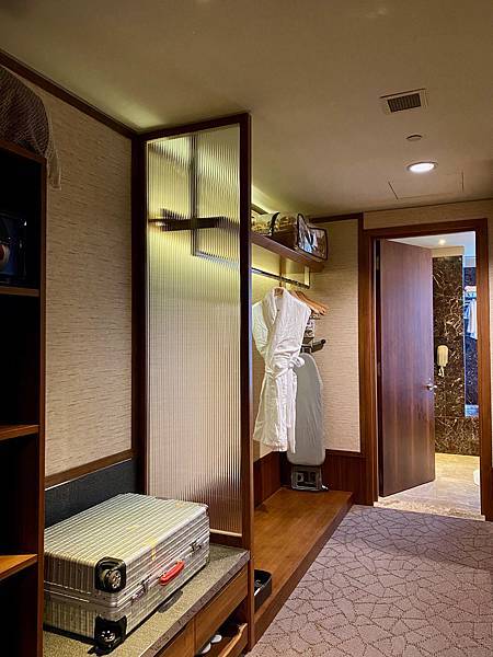 入住景觀客房看101、在泳池畔快樂野餐、吃義大利浪漫料理,情 台北旅遊 台北住宿 台北香格里拉 情人節 更衣間