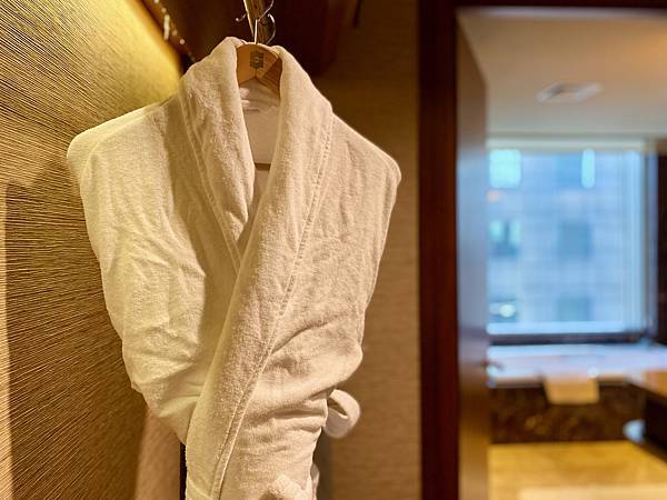 入住景觀客房看101、在泳池畔快樂野餐、吃義大利浪漫料理,情 台北旅遊 台北住宿 更衣間 台北香格里拉 情人節