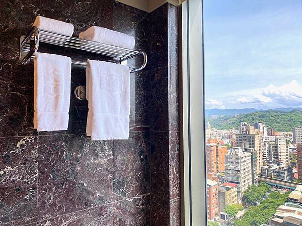 入住景觀客房看101、在泳池畔快樂野餐、吃義大利浪漫料理,情 台北旅遊 台北住宿 台北香格里拉 情人節 浴室