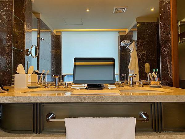 入住景觀客房看101、在泳池畔快樂野餐、吃義大利浪漫料理,情 台北旅遊 台北住宿 台北香格里拉 浴室