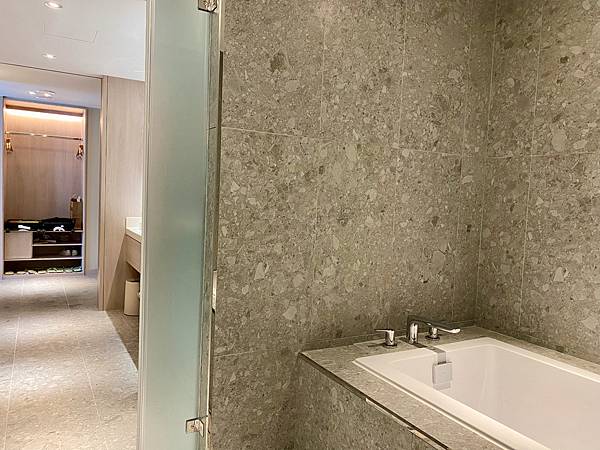 2-9、IMG_9929 桃園旅遊 桃園飯店 桃園住宿 石門福華 行政套房 日式簡約 浴室 浴缸