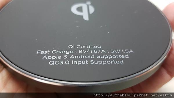 擺脫雜亂的線材吧！ Gigastone GA-9600 9V/10W 急速無線充電盤