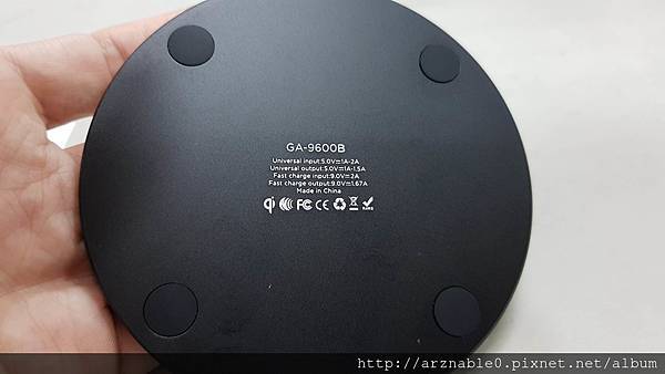 擺脫雜亂的線材吧！ Gigastone GA-9600 9V/10W 急速無線充電盤