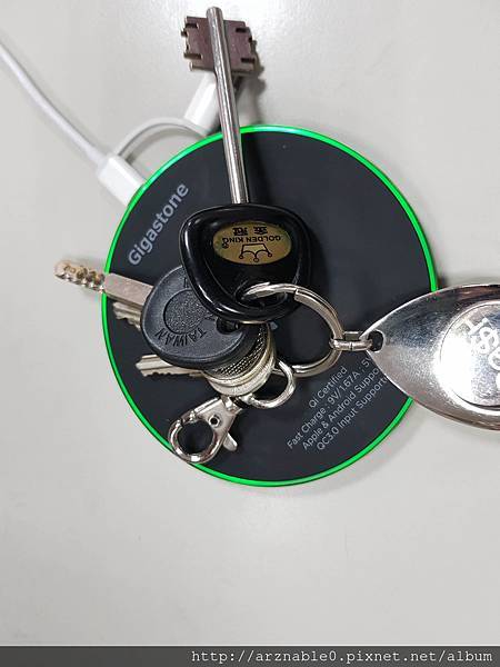 擺脫雜亂的線材吧！ Gigastone GA-9600 9V/10W 急速無線充電盤