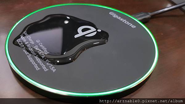 擺脫雜亂的線材吧！ Gigastone GA-9600 9V/10W 急速無線充電盤