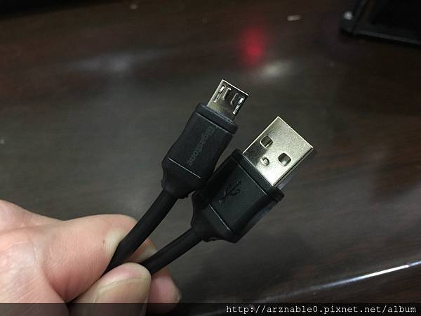 擺脫雜亂的線材吧！ Gigastone GA-9600 9V/10W 急速無線充電盤