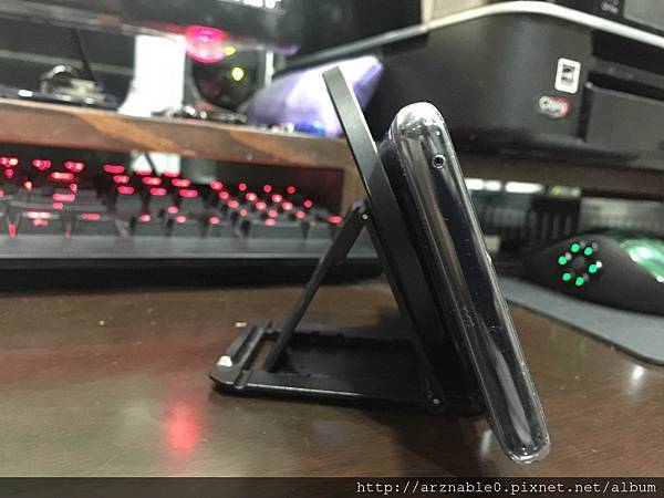 擺脫雜亂的線材吧！ Gigastone GA-9600 9V/10W 急速無線充電盤