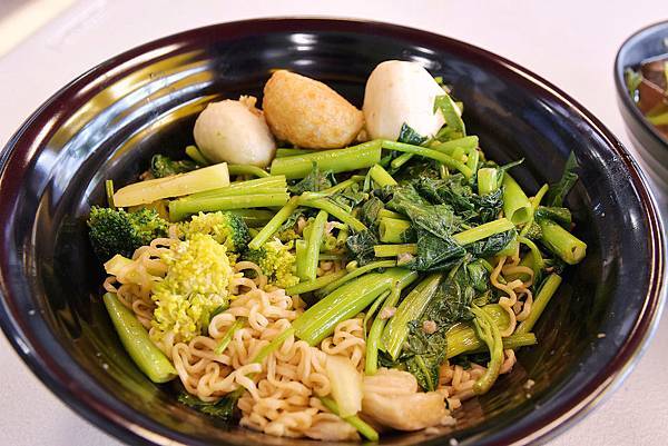 [台中麻辣滷味] 淬麻香健康食-健行店 |帶有湯頭的滷味 |原料皆有經過SGS認證 |平價又健康 |還可透過點餐APP，方便又省時