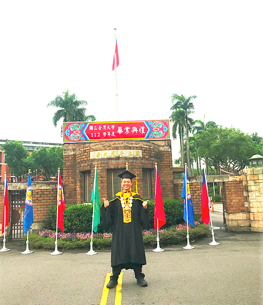 參加臺灣大學碩士畢業典禮