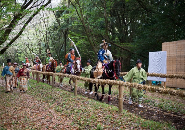 流鏑馬（やぶさめ）是日本的一種騎射藝術，射手策馬於2町（約2