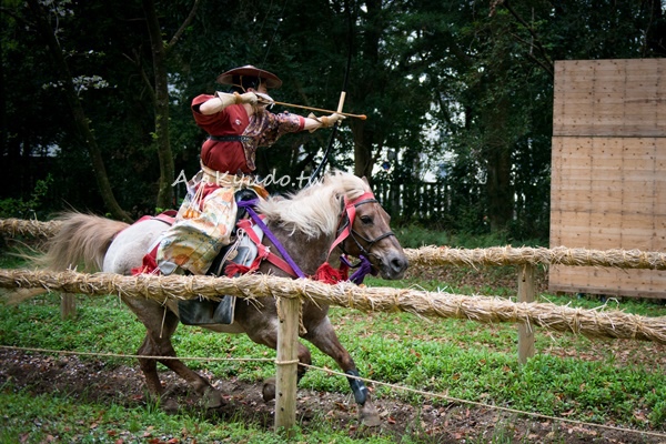 流鏑馬（やぶさめ）是日本的一種騎射藝術，射手策馬於2町（約2