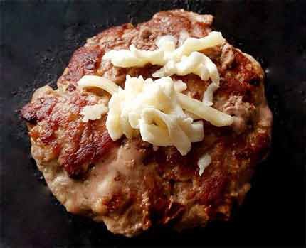 豬肉漢堡排步驟5:漢堡排加起司更美味
