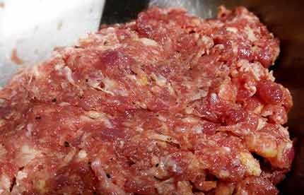 豬肉漢堡排步驟1:混合所有豬肉漢堡排材料