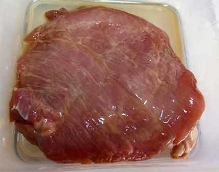 醬香嫩煎豬排食譜步驟2:醃漬肉排後抹上油 醬香嫩煎豬排食譜步驟2:醃漬肉排後抹上油