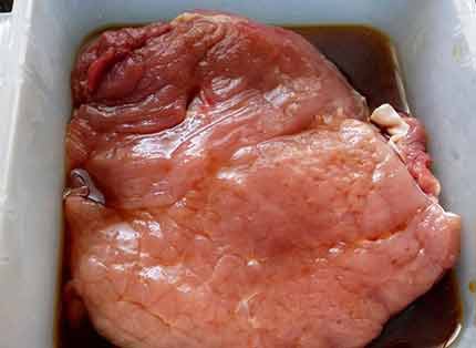 醬香嫩煎豬排食譜步驟1:醃漬肉排 醬香嫩煎豬排食譜步驟1:醃漬肉排
