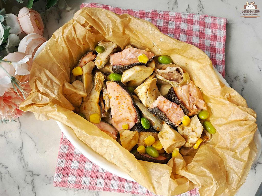 柚香紙包鮭魚完成品：嫩鮭魚與蔬菜.jpg