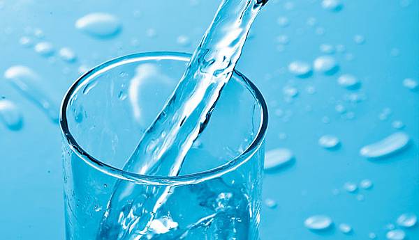 大家都說要多喝水,到底一天要喝多少?怎麼喝?.jpg 大家都說要多喝水,到底一天要喝多少?怎麼喝?.jpg