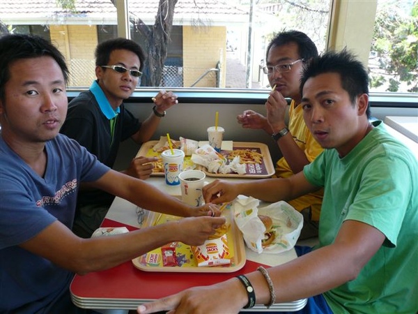 57 回到geraldton馬上衝到hungry jacks.JPG