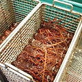 02 挑好的蝦要先放到大鐵籃裡，才能用機器吊著鐹子裡煮